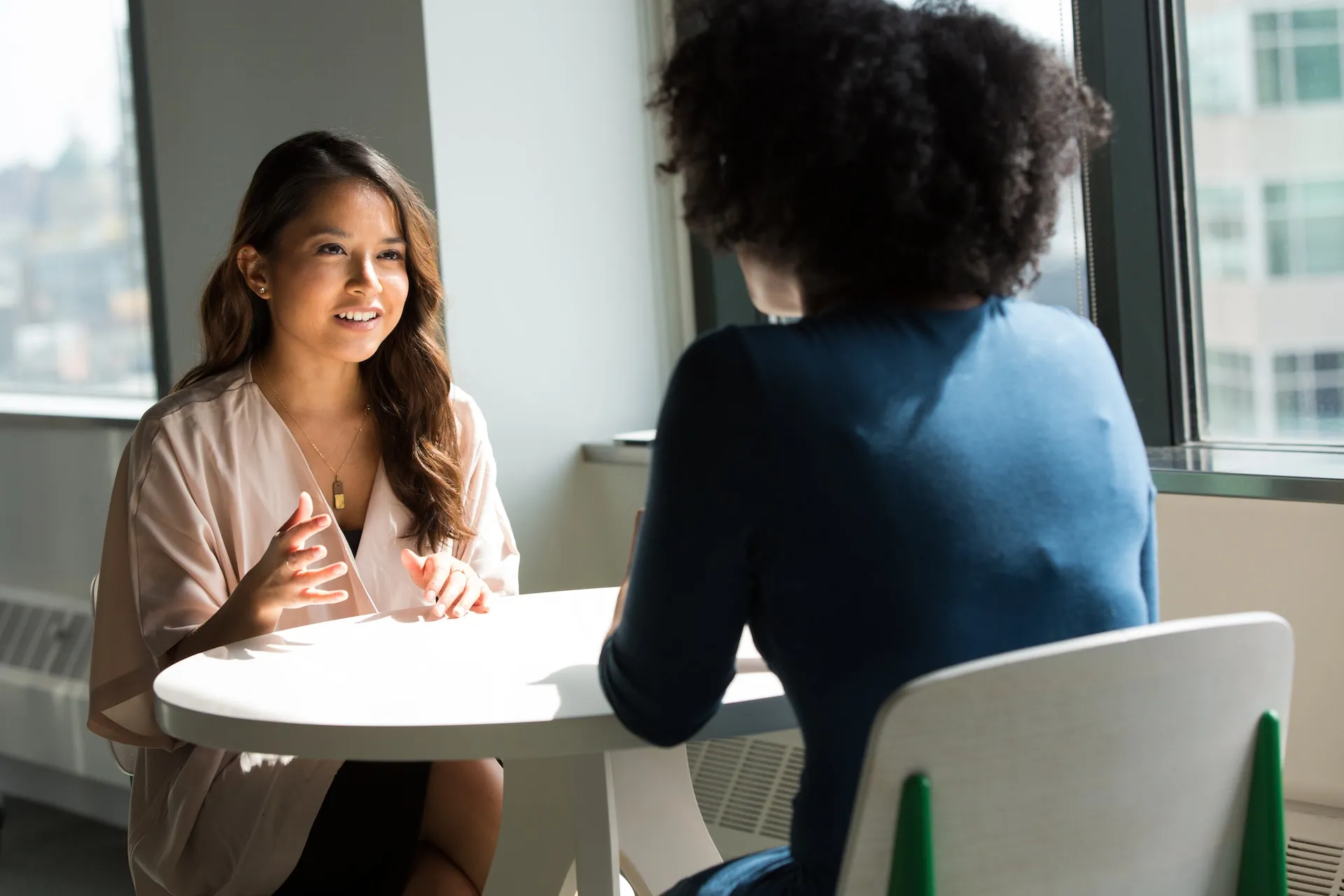 conversation entre 2 dames assises